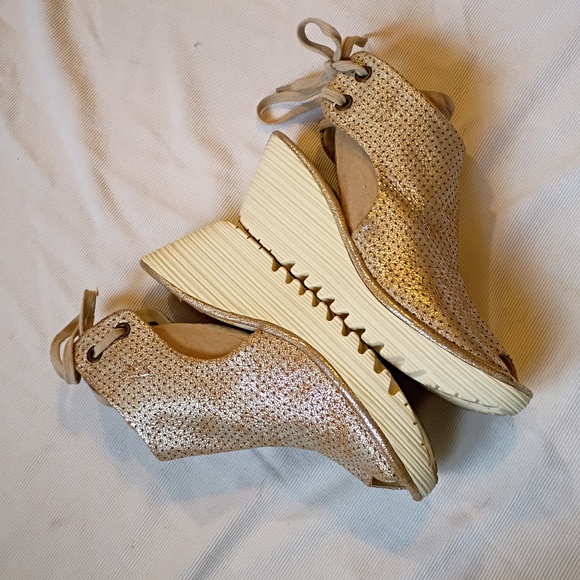 Fly London Silver Perforated Leather Wedge EU 37 - Picture 4 of 9